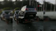 Sürücüsünün direksiyon hakimiyetini kaybettiği araç önce çipe sonra reklam panosuna çarptı