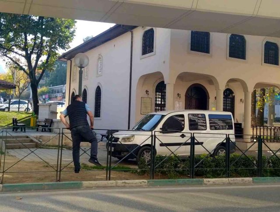 Yol ortasındaki bu caminin yolu yok