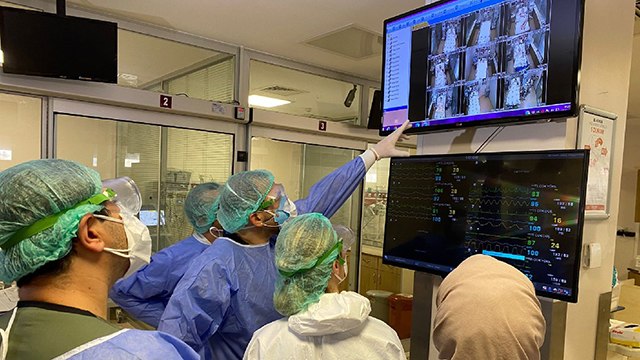 Yoğun bakımdaki koronavirüs hastalarına kameralı takip