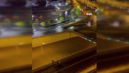 Diyarbakır'da yollar göle döndü, araçlar mahsur kaldı