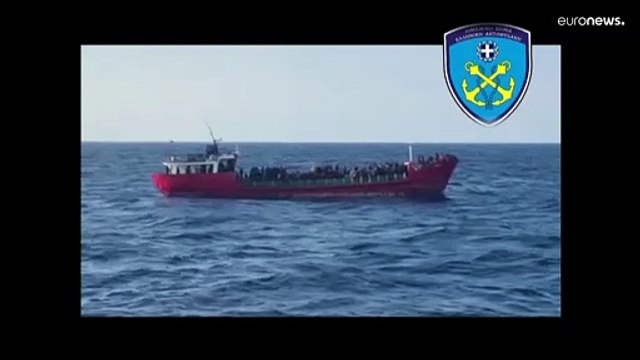 شاهد | سفينة ترفع العلم التركي وعليها 400 مهاجر ترسو قبالة جزيرة يونانية