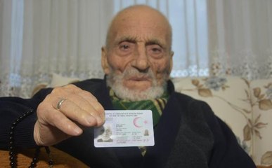 Son dakika: 99 YAŞINDA KORONAVİRÜSÜ YENDİ, TÜRKÜ SÖYLEYEREK KUTLADI