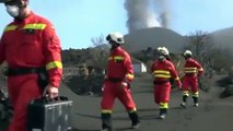 Miles de turistas llenan La Palma para ver el volcán de Cumbre Vieja