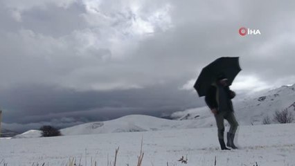 Yüksekova Basamak mezrasında kar kalınlığı 5 santimi buldu