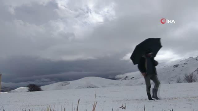 Yüksekova Basamak mezrasında kar kalınlığı 5 santimi buldu