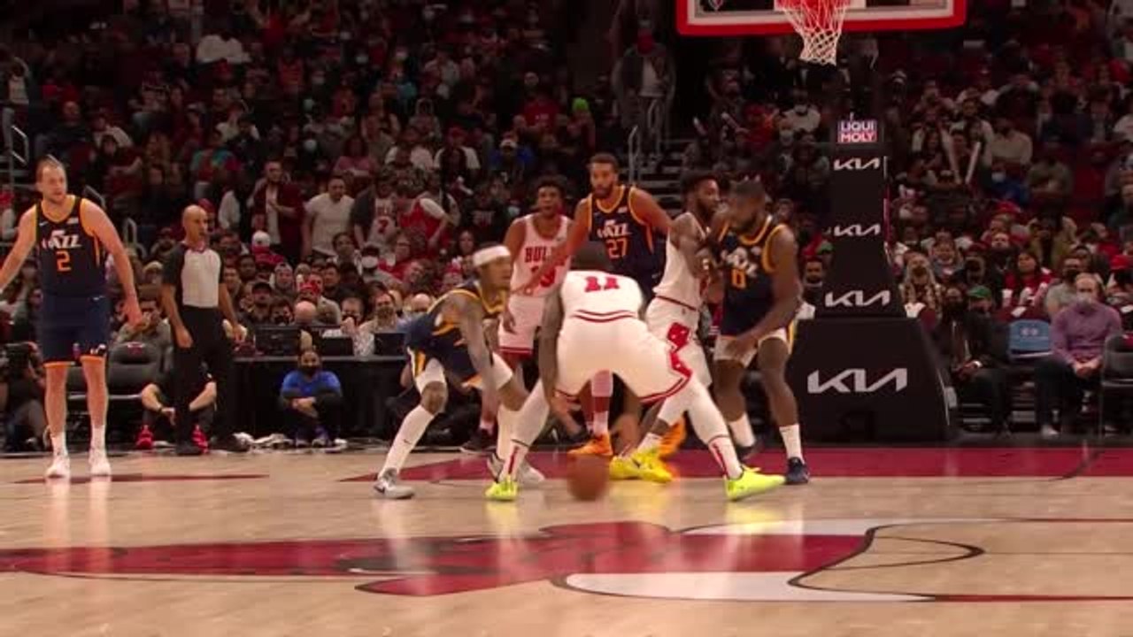 DeRozan bamboozles Jazz defence
