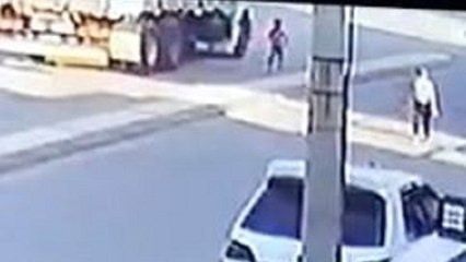 15 tonluk kamyon 8 yaşındaki kızın üzerinden geçti