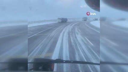 Yollar buz pistine döndü, onlarca tır mahsur kaldı