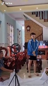 Con đòi làm TikTok, bố mẹ đảm nhận luôn vị trí trợ lý: Xem hậu trường không nhịn được cười