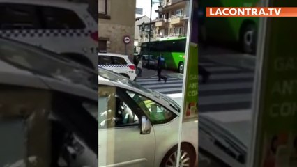 IMPUNIDAD criminal: El policía sale corriendo para escapar del delincuente