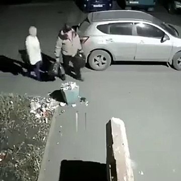 Bazen küçükler de ders verir! Minik çocuktan yaşlı adamı utandıracak hareket