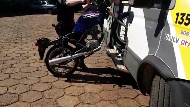 Jovem de 18 anos é flagrado pela PM pilotando moto furtada e sem capacete no Cascavel Velho