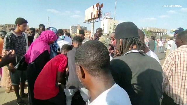شاهد | متظاهرون مناهضون للانقلاب في السودان يغلقون شوارع في الخرطوم