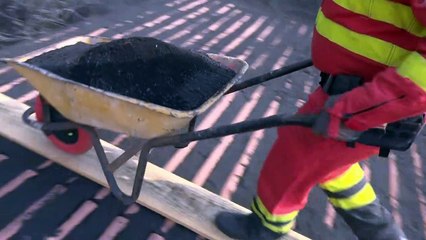 La UME y el ejército limpian la ceniza en La Palma