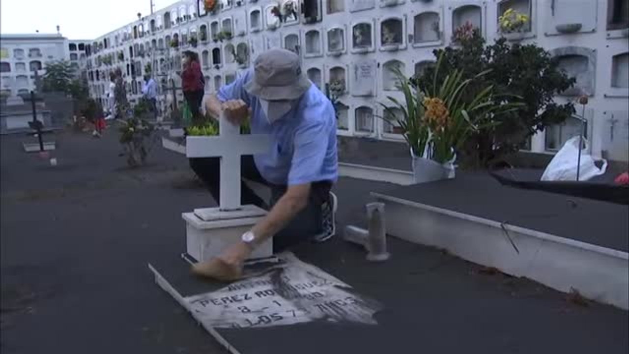 Los cementerios, también afectados por la ceniza volcánica y el avance de las coladas en La Palma