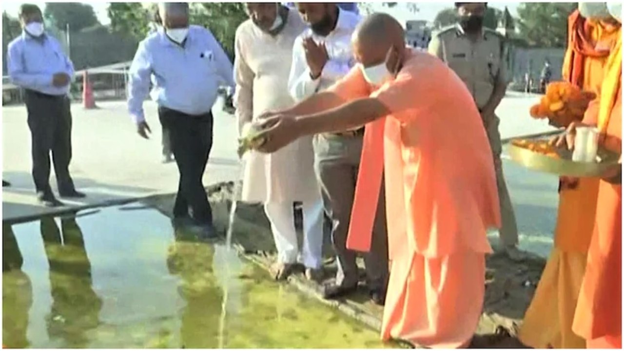 CM Yogi offers holy water of Ganga and Kabul at Ram Bhoomi