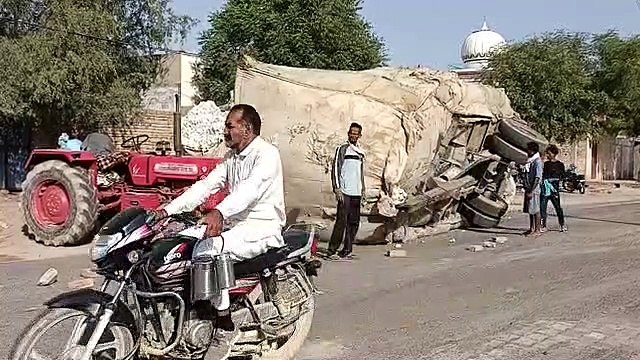 ट्रैक्टर-ट्रॉली पलटी, चालक बचा