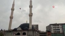 Cami minaresinden intihar etmek isteyen genci polis ekipleri vazgeçirdi