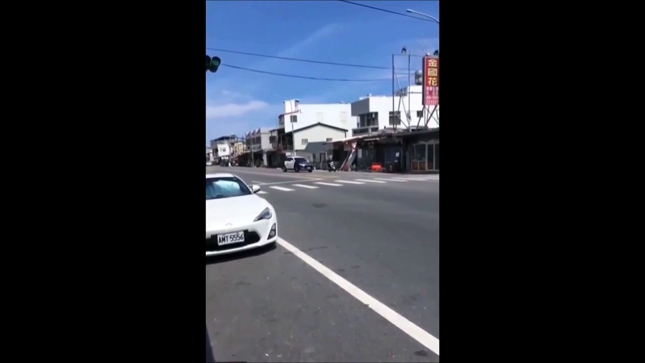 Un motard sème la police d'une façon géniale... malin