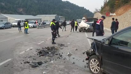 2 otomobil ve 1 servis aracı çarpıştı: 2 yaralı