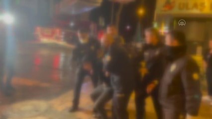 Oturduğu evi yakarak eşyaları balkondan atan genç gözaltına alındı