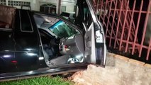 Carro desgovernado que estaria fugindo de outro acidente atinge muro de residência no Brasília