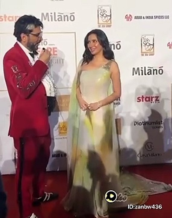 Mahira Khan at the red carpet of Filmfare Me achievers night
