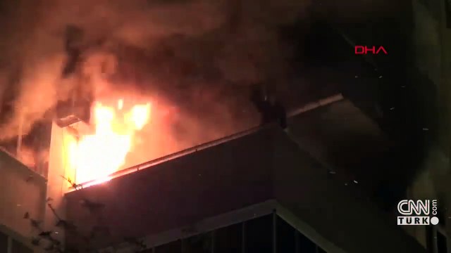 Evini yaktı, balkona çıkıp sigara içerek yangını seyretti