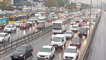 Haftanın ilk iş günü yağmurla buluşunca, İstanbul'da trafik durma noktasına geldi