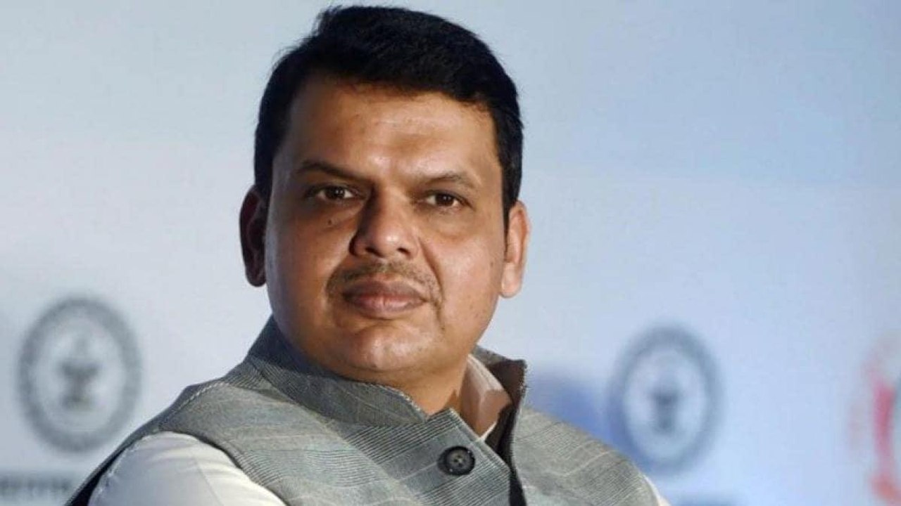 Fadnavis furious over Malik for tweeting his wife's photo
