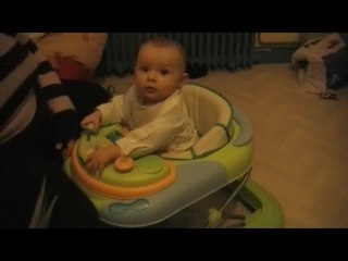 Nathanaël fait du trotteur