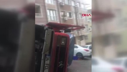 KAĞITHANE'DE SEBZE YÜKLÜ KAMYONET OTOMOBİLİN ÜZERİNE DEVRİLDİ