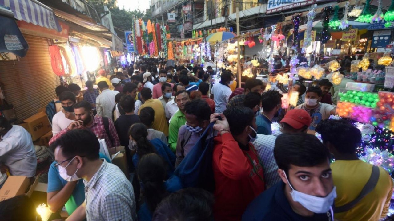 Covid third wave to hit India! Delhi witness crowded market