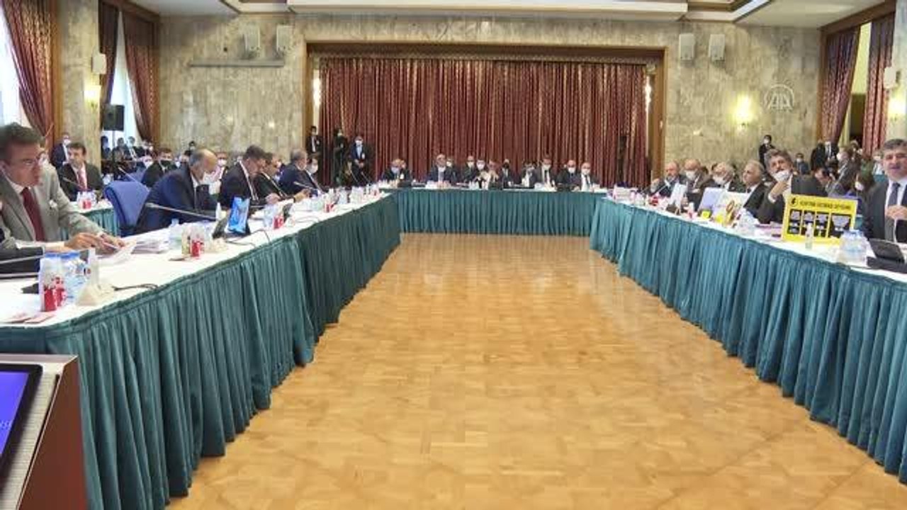 Bakan Dönmez: "Yıllık doğal gaz tüketimimizin 60 milyar metreküp seviyelerine yakın olmasını bekliyoruz"