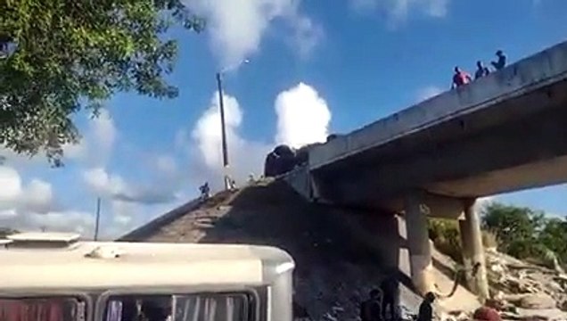 Caminhão tomba em viaduto e carga atinge ônibus que passava embaixo