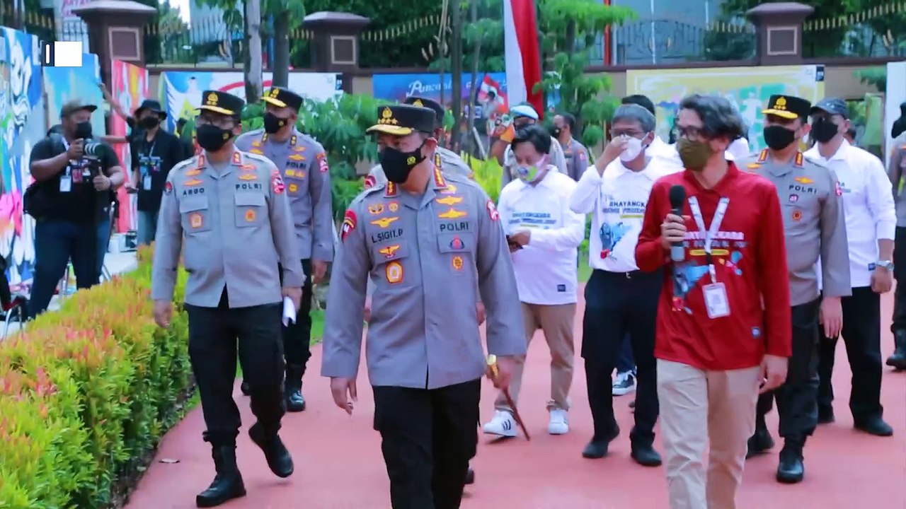 KAPOLRI SEPEKAN :  Panglima TNI & Kapolri Hadiri Kegiatan Vaksinasi dan Bakti Sosial AKABRI 1990 (1/3)