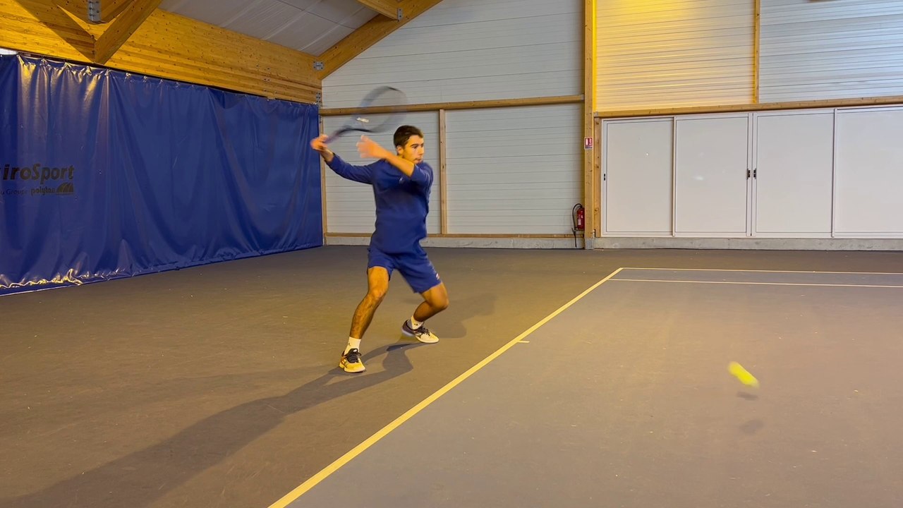 Contraste de charge en coup droit au tennis