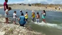 Bolsonaro posta vídeo de pessoas tomando banho nas águas da transposição na região de Cajazeiras