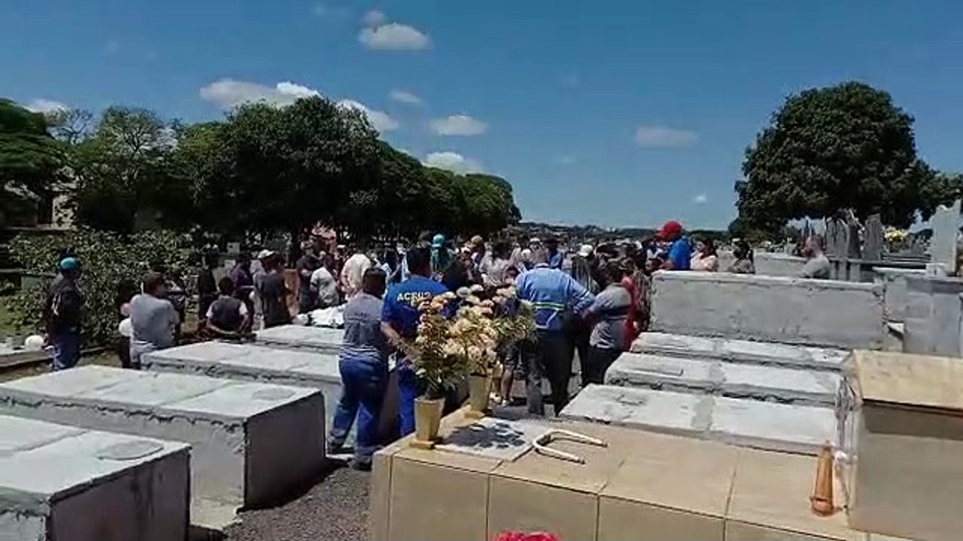 Sob salva de palmas e soltura de balões Gabriel Domiciano é sepultado em Umuarama