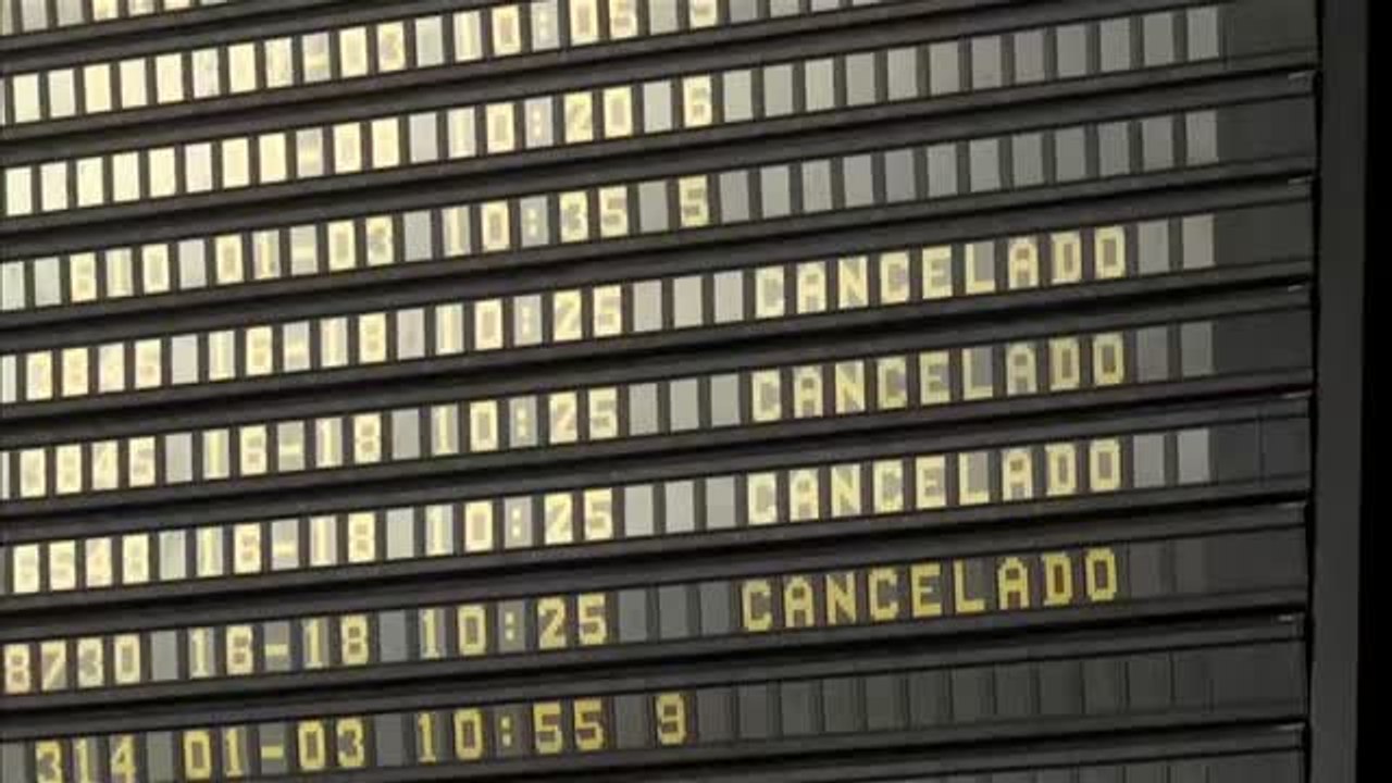 Cancelados los vuelos de La Palma a la Península por la lluvia de ceniza