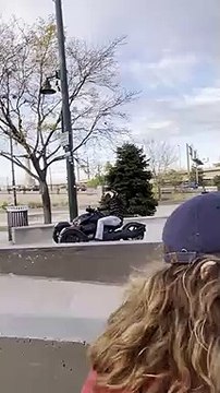 Il s'amuse avec sa moto CanAm sur un skatepark et va vite le regretter