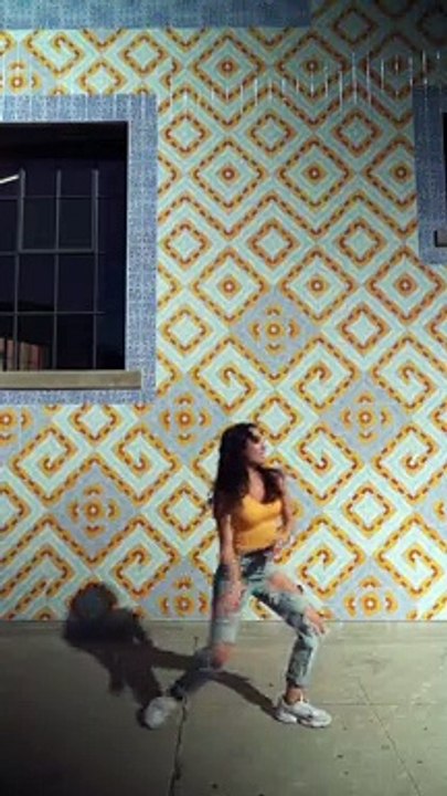 Street dancer. Freestyle. Dancing girl. Energetic. Choreography.