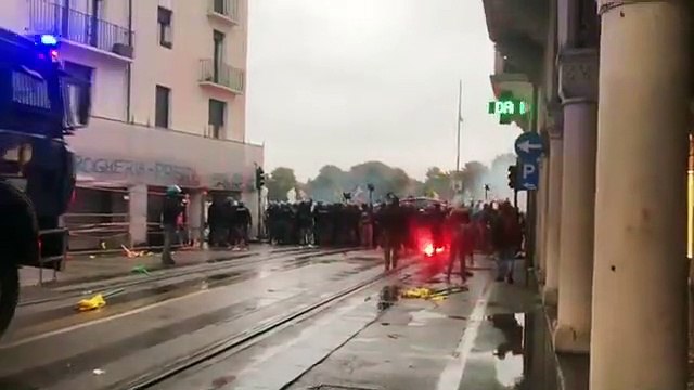 BOLSONARO A PADOVA, SCONTRI TRA MANIFESTANTI E POLIZIA, IDRANTI CONTRO I MANIFESTANTI