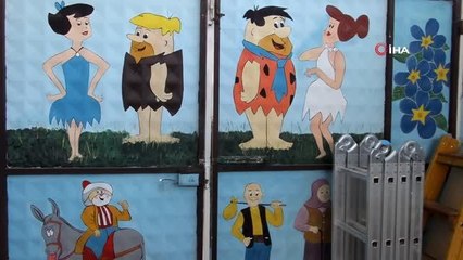 Önce evini sergi salonuna çevirdi, şimdi de sokağını boyuyor