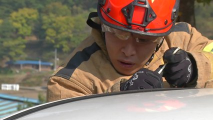 닫힌 문 열고 벌집 제거하고...최고 소방관 뽑는다 / YTN