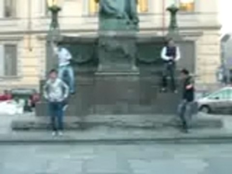 Tecktonik Killer Electro Addict Team in piazza