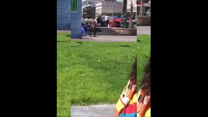 Inmigrantes ILEGALES practicando esgrima con navajas en las calles de IQUIQUE