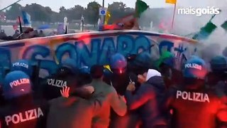 Manifestantes anti-Bolsonaro e polícia entram em confronto na Itália