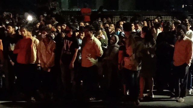 Shahrukh Khan के Birthday पर Mannat के बाहर Fans का लगा जमावड़ा, सुरक्षा के पुख्ता इंतजाम | FilmiBeat