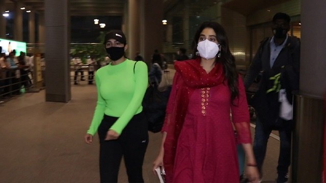 Sara Ali Khan और Jhanvi Kapoor का Mumbai Airport पर दिखा अलग अंदाज | FilmiBeat